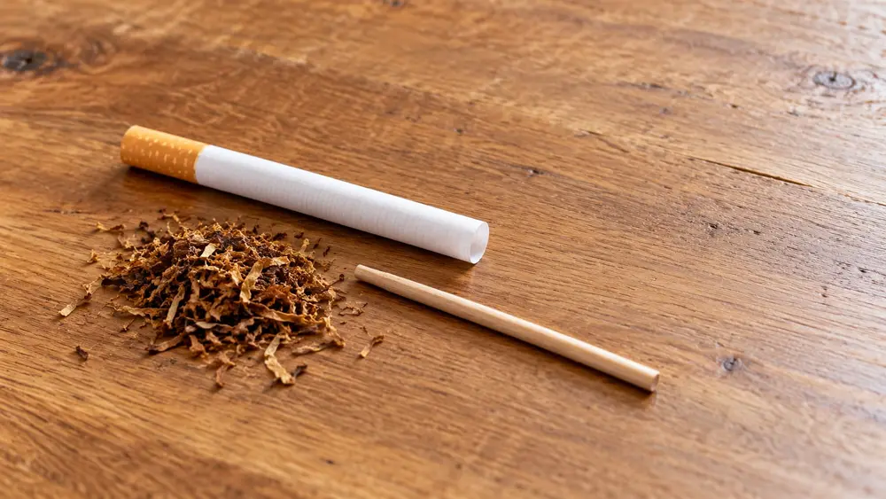 Tube à filtre et tabac sur une table (illustration générée par IA)